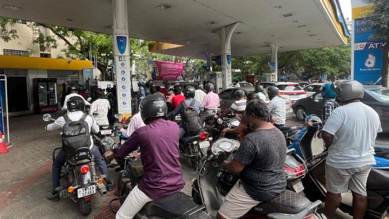 मध्यप्रदेश समेत देशभर में पेट्रोल-डीजल की अफवाहों से पैनिक, सरकार ने कहा “कोई कमी नहीं”, संयम बनाने की अपील