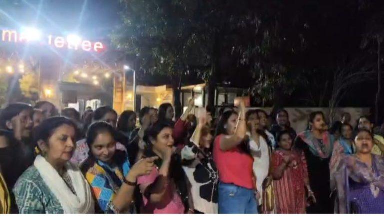 भोपाल में आवारा कुत्तों का आतंक: डॉग बाइट से गुस्साए रहवासी, सोसाइटी में जोरदार प्रदर्शन