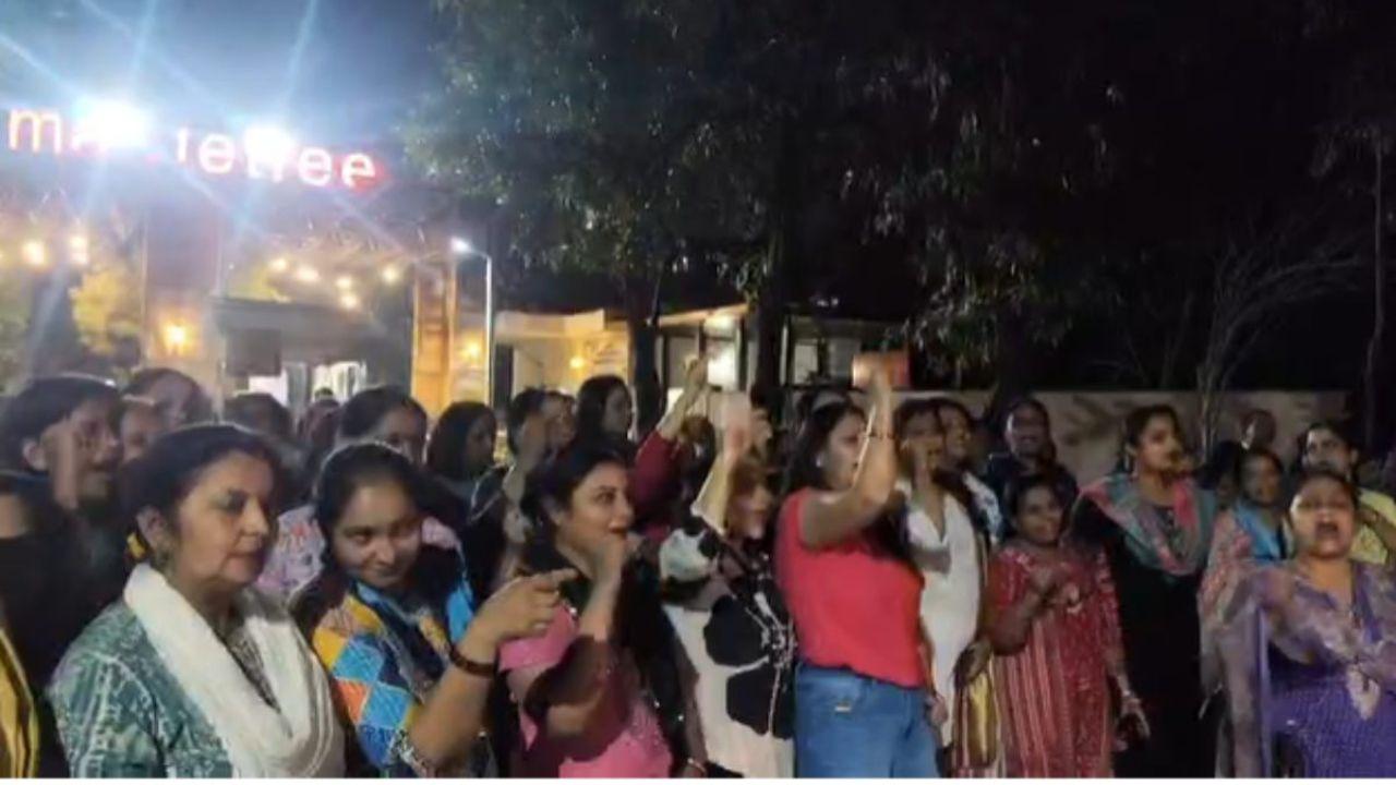 भोपाल में आवारा कुत्तों का आतंक: डॉग बाइट से गुस्साए रहवासी, सोसाइटी में जोरदार प्रदर्शन