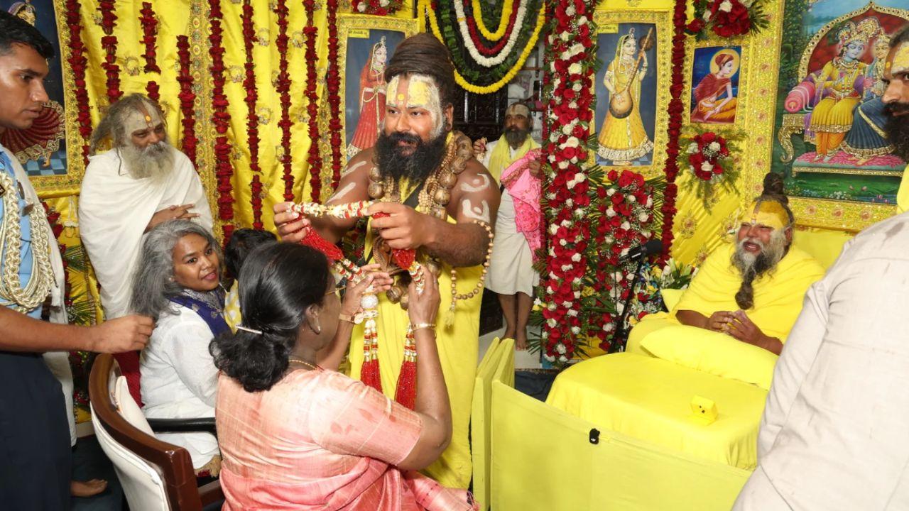 सुबह-सुबह आश्रम पहुंचीं राष्ट्रपति मुर्मू, प्रेमानंद महाराज से मुलाकात ने बढ़ाई चर्चा