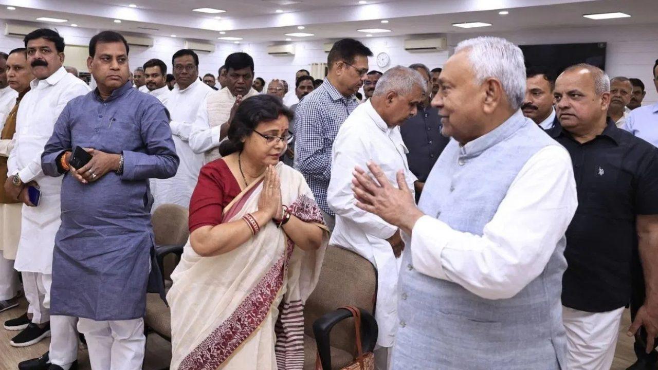 JDU की बैठक में नीतीश कुमार ने पार्टी नेताओं को दिया खास संदेश, कहा- भूमिका बदल सकती है लेकिन राजनीतिक सक्रियता जारी रहेगी