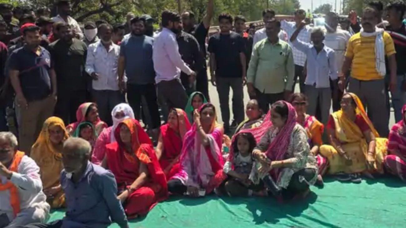उज्जैन में एमआर-4 रोड चौड़ीकरण के खिलाफ आज फिर प्रदर्शन, पाटीदार ब्रिज को किया चक्का जाम, 190 संपत्तियों पर असर