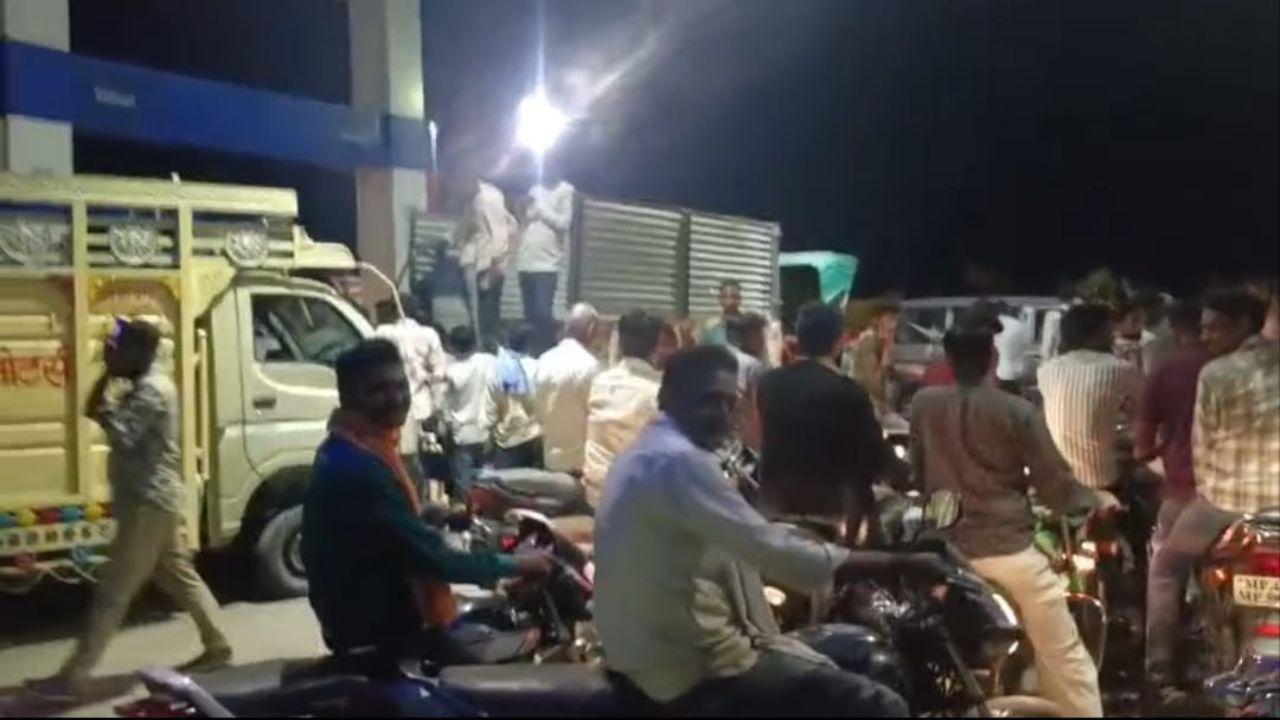 अफवाह से मचा हड़कंप: नीमच में पेट्रोल पंपों पर उमड़ी भीड़, कलेक्टर और SDM ने खुद संभाला मोर्चा, कहा- “कोई कमी नहीं”