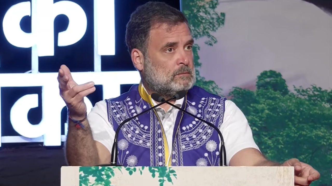 गुजरात के वडोदरा में आदिवासी अधिकार सम्मेलन में शामिल हुए राहुल गांधी, PM मोदी पर बोला बड़ा हमला, कहा- वनवासी शब्द का इस्तेमाल कर छीनी जा रही जमीन