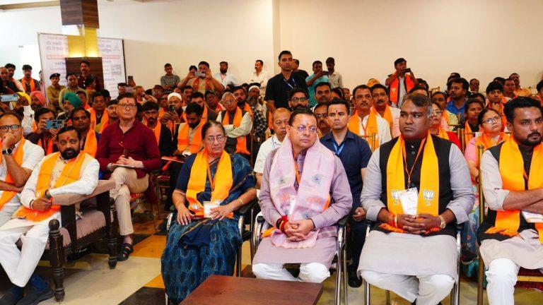 सीएम पुष्कर सिंह धामी ने जनप्रतिनिधियों के साथ सुनी प्रधानमंत्री मोदी के ‘मन की बात’, बोले- यह कार्यक्रम करोड़ों भारतीयों को एक साथ जोड़ता है