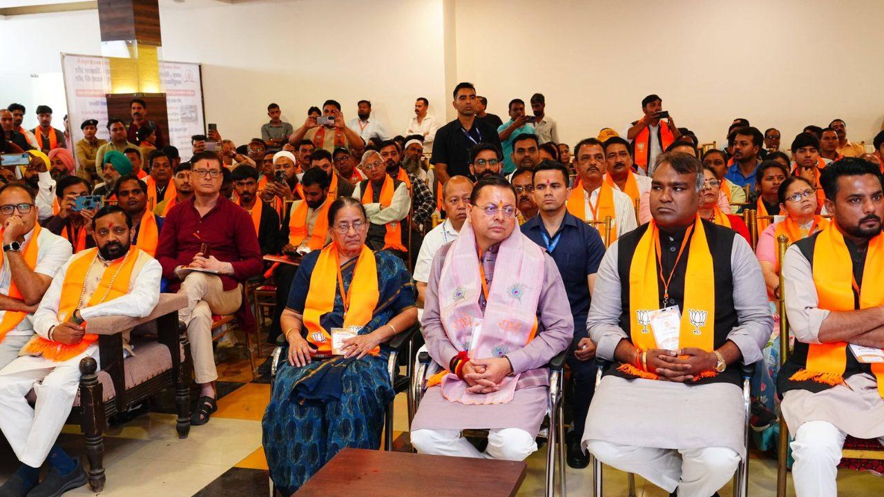 सीएम पुष्कर सिंह धामी ने जनप्रतिनिधियों के साथ सुनी प्रधानमंत्री मोदी के ‘मन की बात’, बोले- यह कार्यक्रम करोड़ों भारतीयों को एक साथ जोड़ता है