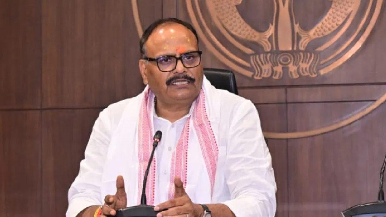 UP SI भर्ती परीक्षा 2026 में पूछे गए सवाल पर बवाल, डिप्टी सीएम ब्रजेश पाठक ने दिए जांच के आदेश, हिंदू महासभा कराएगी FIR