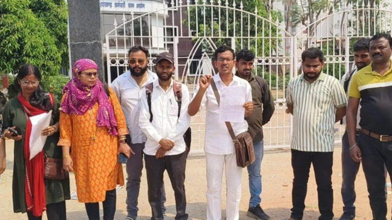 झारखंड कर्मचारी चयन आयोग के खिलाफ प्रदर्शन, उत्तर कुंजी डाउनलोड न होने से अभ्यर्थी परेशान, तिथि बढ़ाने की मांग