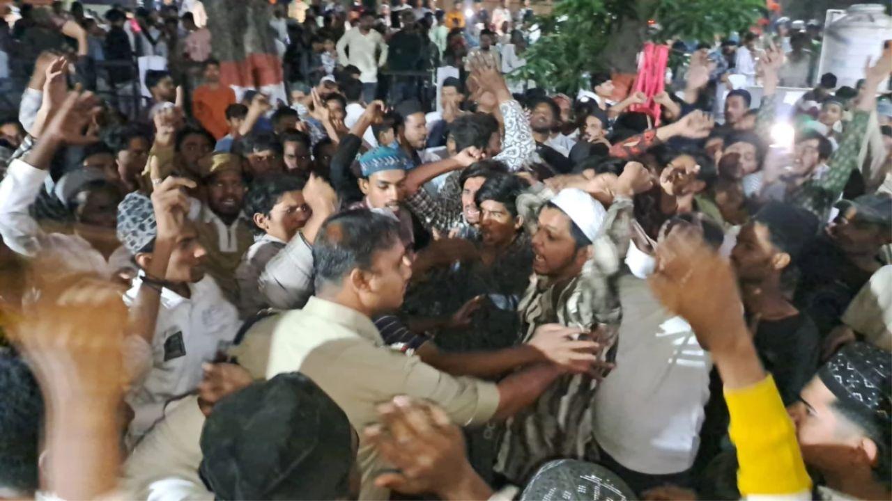 खंडवा में सोशल मीडिया पोस्ट पर बवाल: थाने के बाहर भीड़, पथराव के बाद पुलिस का लाठीचार्ज