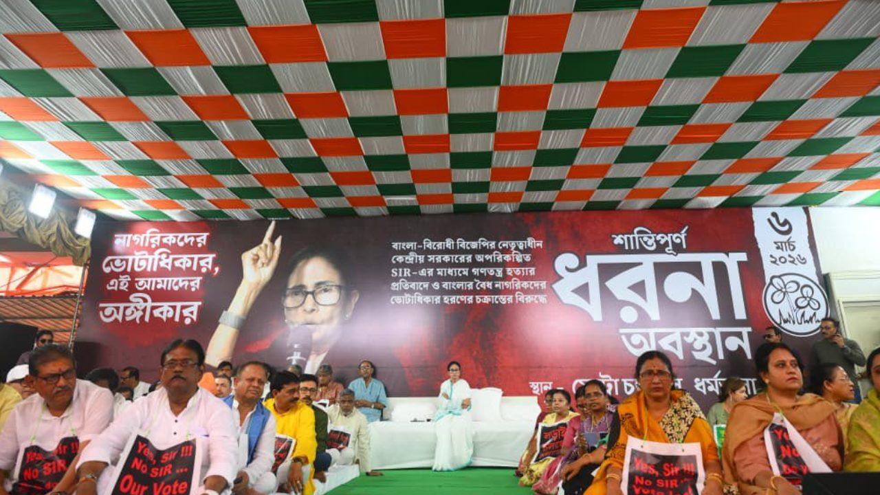 पश्चिम बंगाल में वोटर लिस्ट पर बवाल, धरने पर बैठीं सीएम ममता बनर्जी, चुनाव आयोग पर लगाए गंभीर आरोप