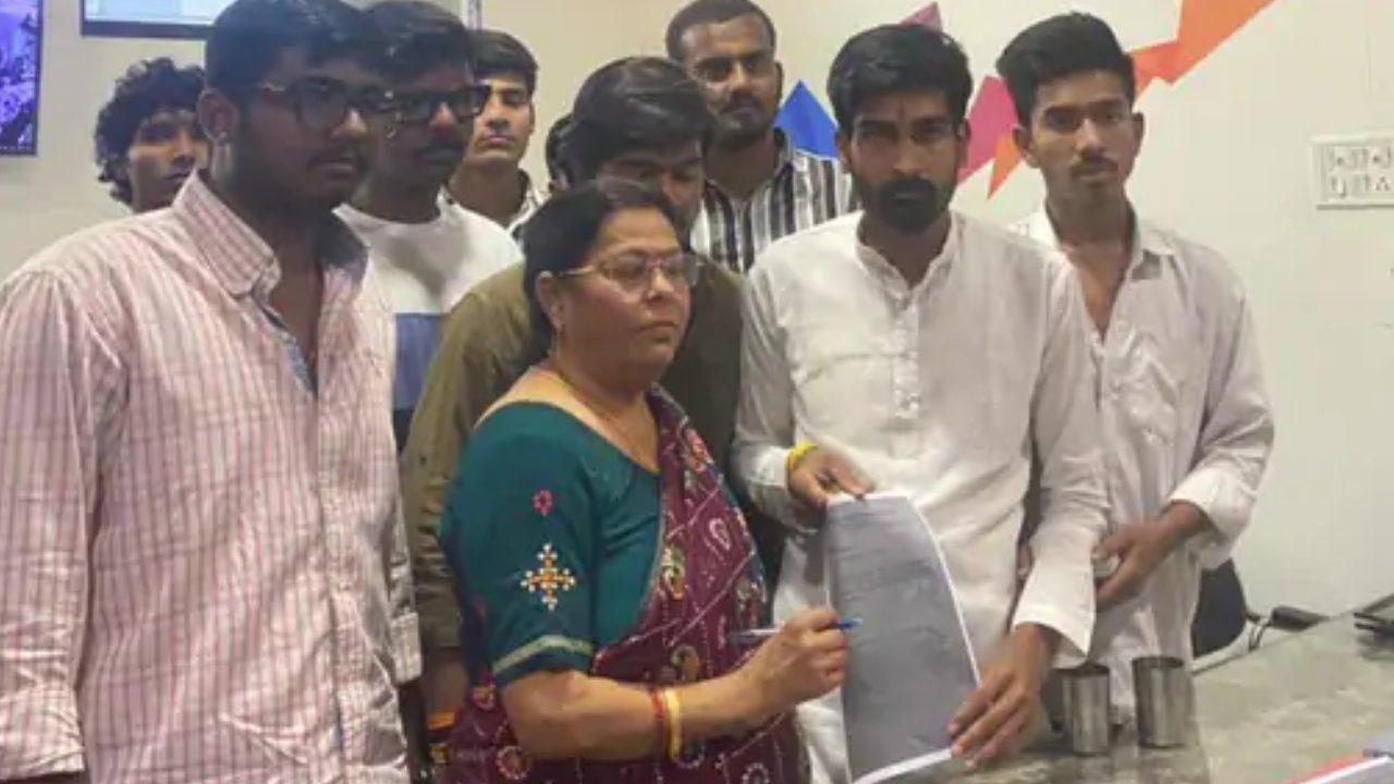 रतलाम के एक निजी स्कूल में फीस बकाया होने पर छात्रा को परीक्षा देने से रोका, ABVP के हंगामे के बाद प्रिंसिपल ने लिखित में मांगी माफी