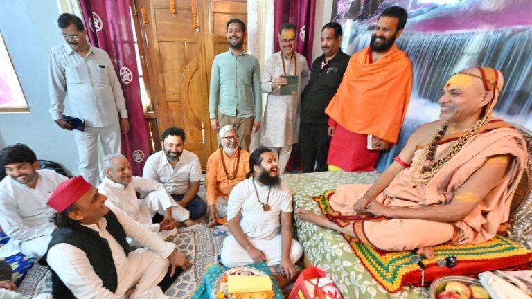 सपा अध्यक्ष अखिलेश यादव ने शंकराचार्य अविमुक्तेश्वरानंद से की मुलाकात, योगी सरकार और नकली संतों पर साधा निशाना