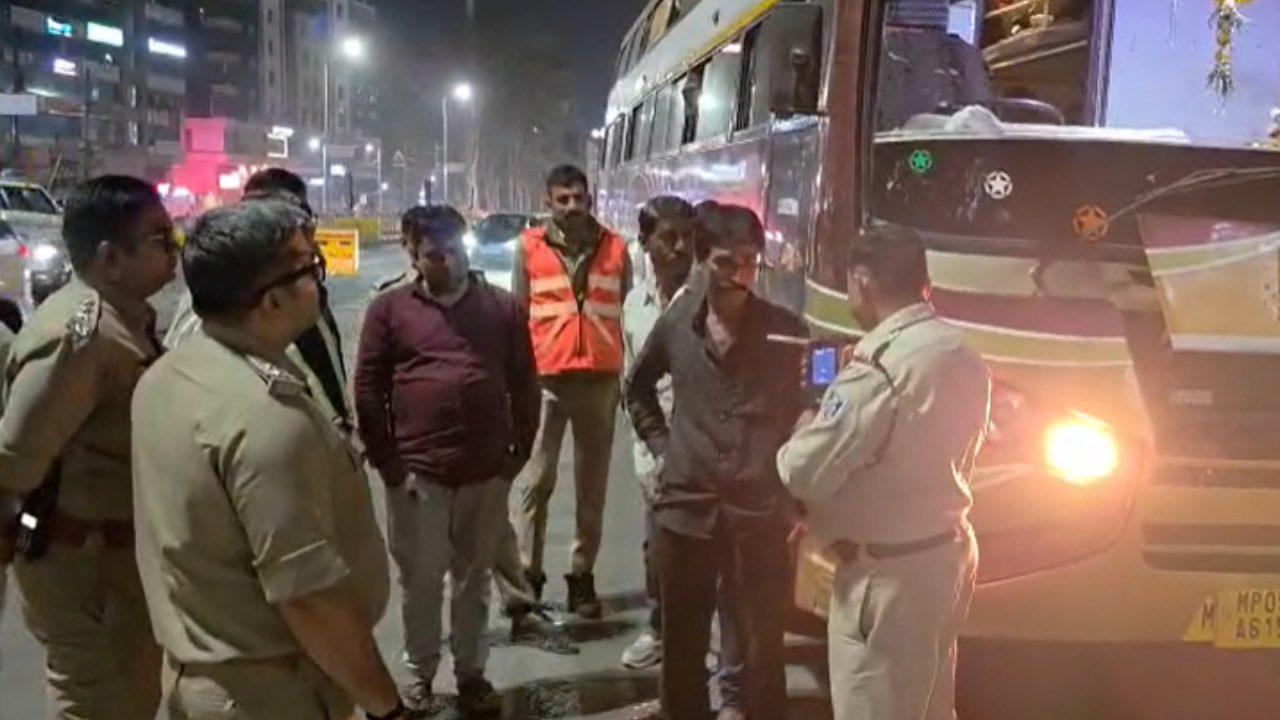 इंदौर पुलिस की सख्त कार्रवाई, चेकिंग के दौरान नशे में धुत बस चालक को किया गिरफ्तार, बिना परमिट चला रहा था यात्रियों से भरी बस
