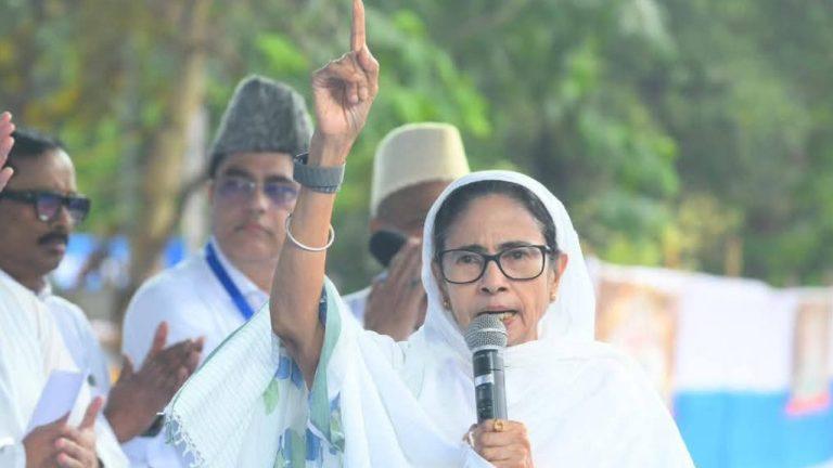 कोलकाता में ईद के मौके पर ममता बनर्जी ने केंद्र सरकार पर बोला हमला, लगाया गंभीर आरोप, वोटर लिस्ट में छेड़छाड़ का भी किया दावा