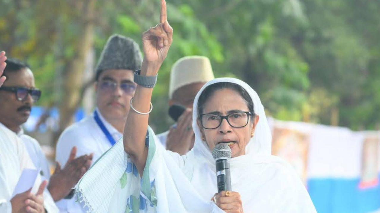 कोलकाता में ईद के मौके पर ममता बनर्जी ने केंद्र सरकार पर बोला हमला, लगाया गंभीर आरोप, वोटर लिस्ट में छेड़छाड़ का भी किया दावा
