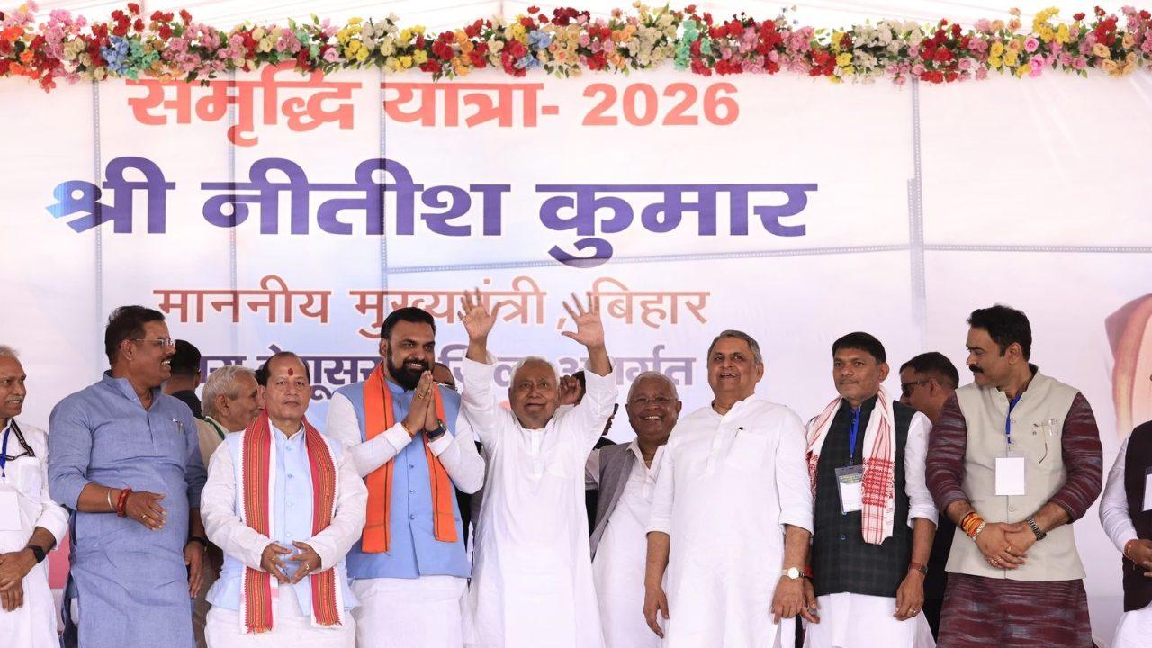 बिहार के बेगूसराय में भाषण के दौरान जाने लगीं महिलाएं, नीतीश कुमार बोले- ‘अरे कहां जा रही हो, बंद कर दें क्या?’