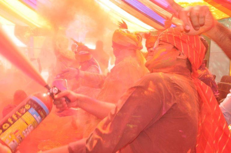 भोपाल पुलिस पर चला वाटर कैनन, जमकर खिलखिलाए पुलिस अधिकारी और कर्मचारी