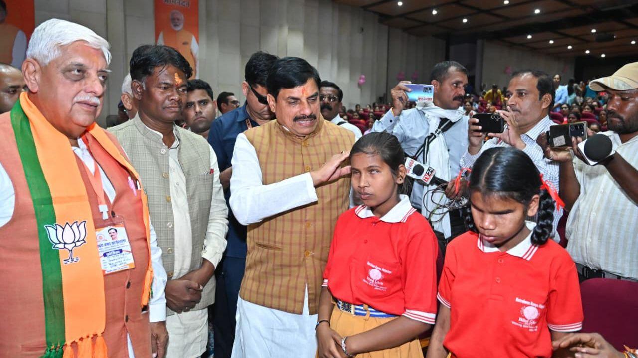 सीएम डॉ मोहन यादव ने एचपीवी वैक्सीन लगवाने वाली बेटियों को प्रमाणपत्र दिए, कहा- ये सर्वाइकल कैंसर से कैंसर से बचाएगा