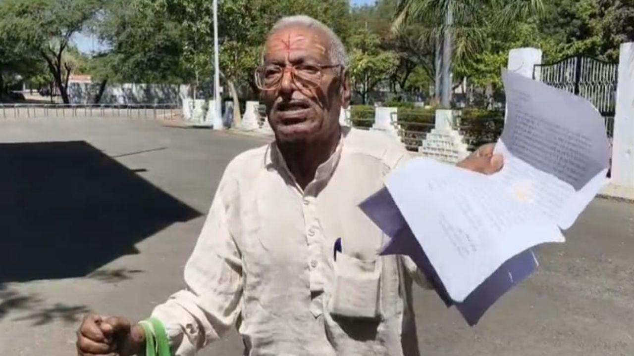 108 शिकायती आवेदन के बाद भी नहीं हुई सुनवाई, परेशान बुजुर्ग ने सरपंच और अफसरों पर लगाये मिलीभगत का आरोप