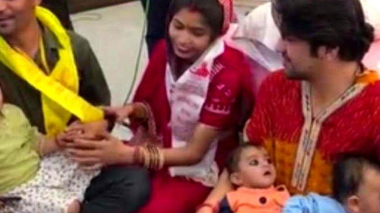 बेटियों को देखते ही भर आईं धीरेंद्र शास्त्री की आंखें, पूछा हाल-चाल और दिया खास संदेश