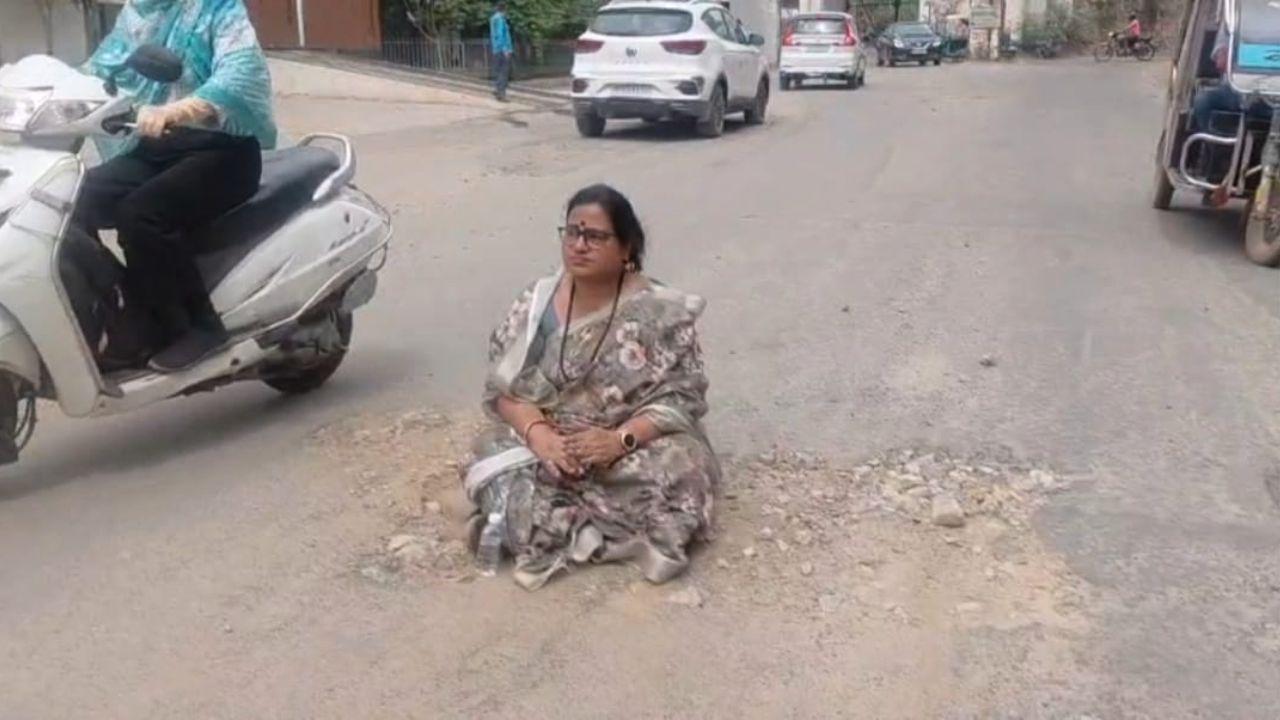 टेंडर, वर्क आर्डर के बावजूद सड़क निर्माण शुरू नहीं, नगर निगम की हठधर्मिता से परेशान BJP पार्षद तपती धूप में बैठी धरने पर, दी चेतावनी