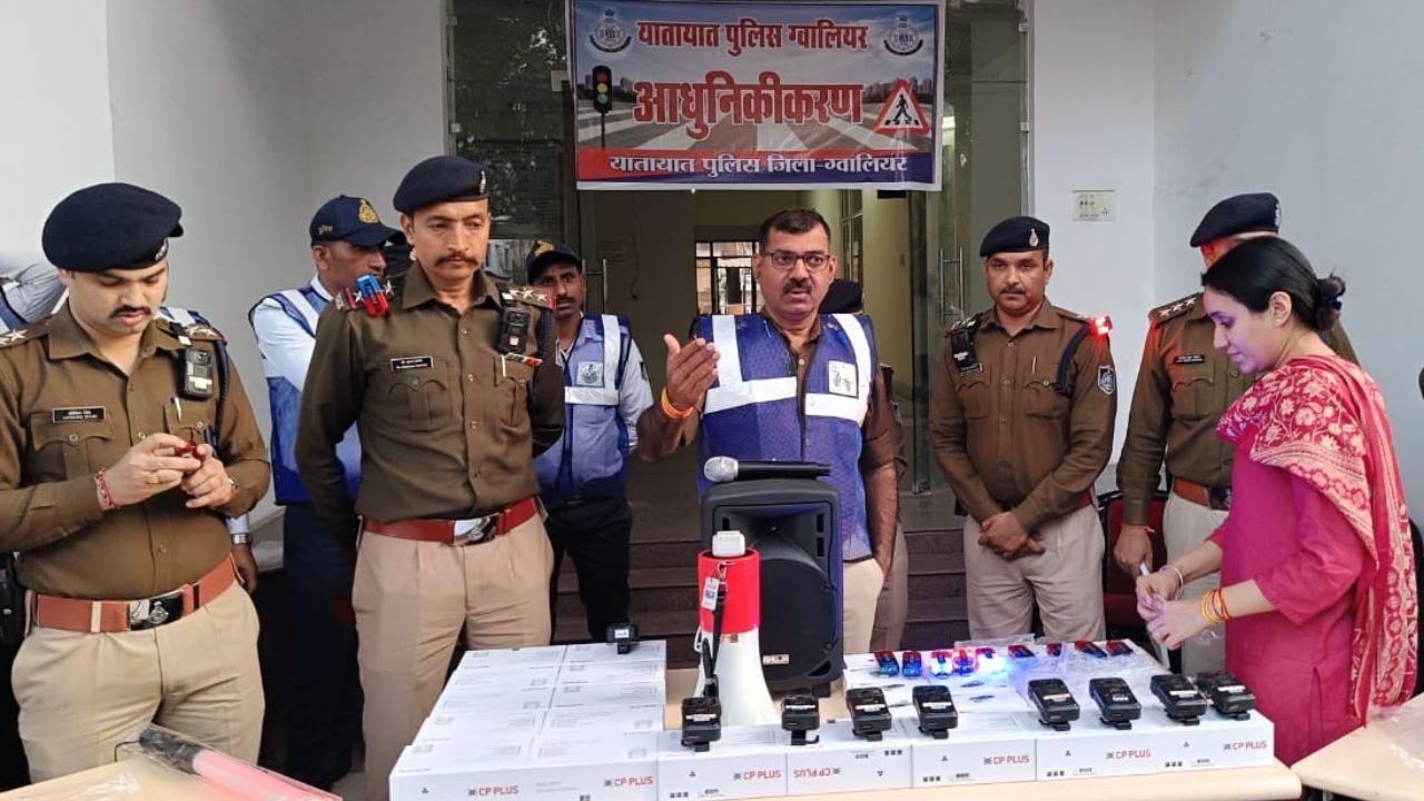 बॉडी वॉर्न कैमरा, शोल्डर ब्लिंकर लाइट, लाठी से लैस ग्वालियर पुलिस सड़कों पर, होली पर किया हुड़दंग तो सीधे जायेंगे हवालात