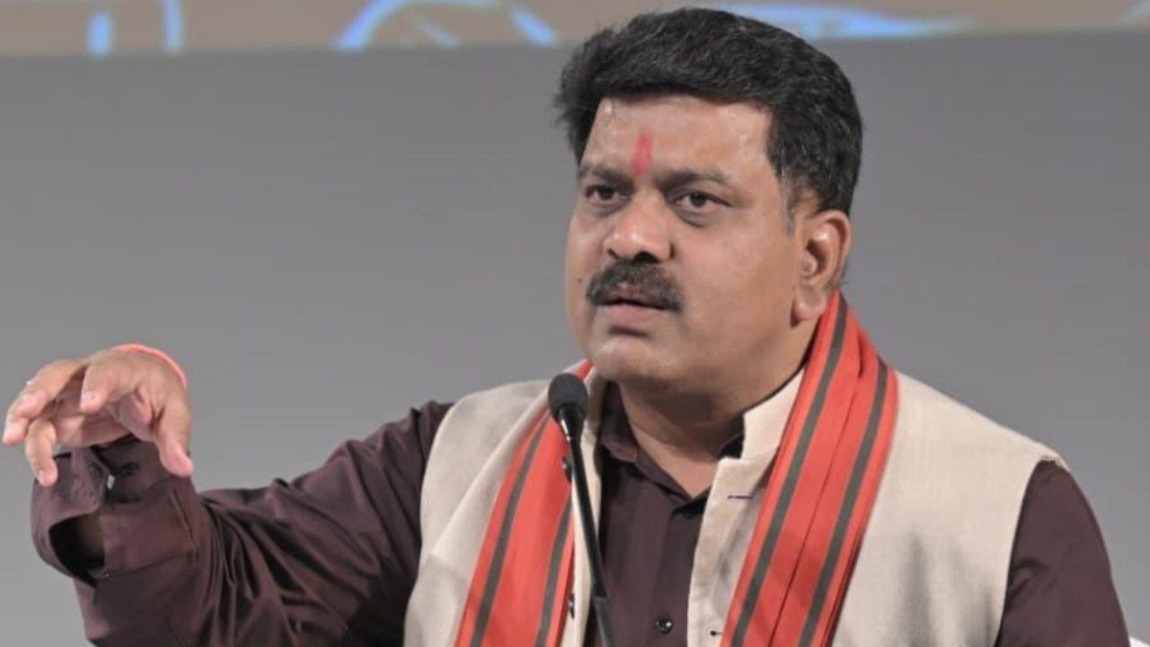 ‘नक्सलवाद पर विजय’ कार्यक्रम में शामिल हुए डिप्टी सीएम विजय शर्मा, बोले- छत्तीसगढ़ से सशक्त नक्सल कैडर का हुआ अंत