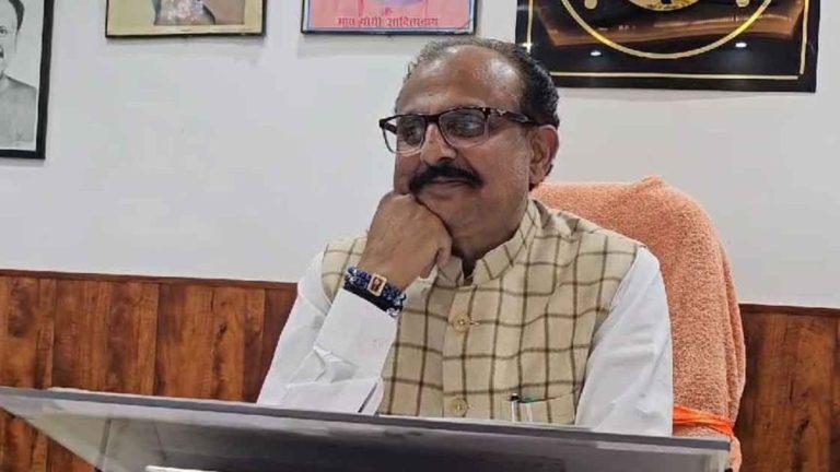 अलीगढ़ में सड़क पर नमाज को लेकर मंत्री रघुराज सिंह का विवादित बयान, कहा- ‘जिन्हें दिक्कत है वो पाकिस्तान या इराक चले जाएं’