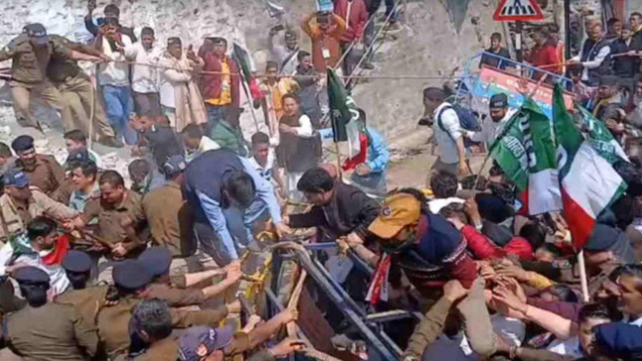 उत्तराखंड बजट सत्र के पहले दिन दिवालीखाल में UKD का प्रदर्शन, धामी सरकार के खिलाफ की नारेबाजी, पुलिस ने कई कार्यकर्ताओं को लिया हिरासत में