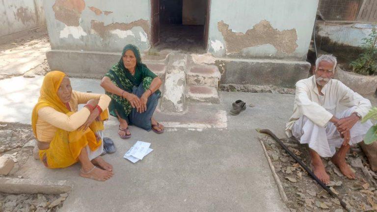 डबरा: वृद्धावस्था पेंशन हो गई बंद, चालू करवाने भटक रहे बुजुर्ग, नगर पालिका में बैठे जिम्मेदारों को नहीं कोई परवाह