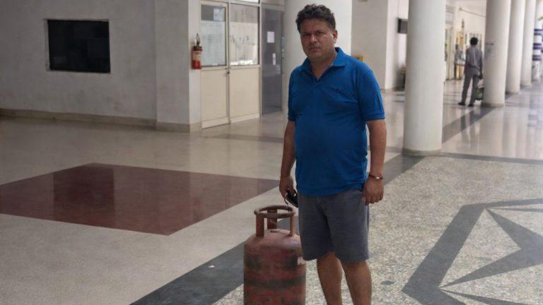 गैस नहीं मिली तो खाली सिलेंडर लेकर कलेक्ट्रेट पहुंचा युवक, जनसुनवाई में शिकायत करते ही तुरंत मिली डिलीवरी