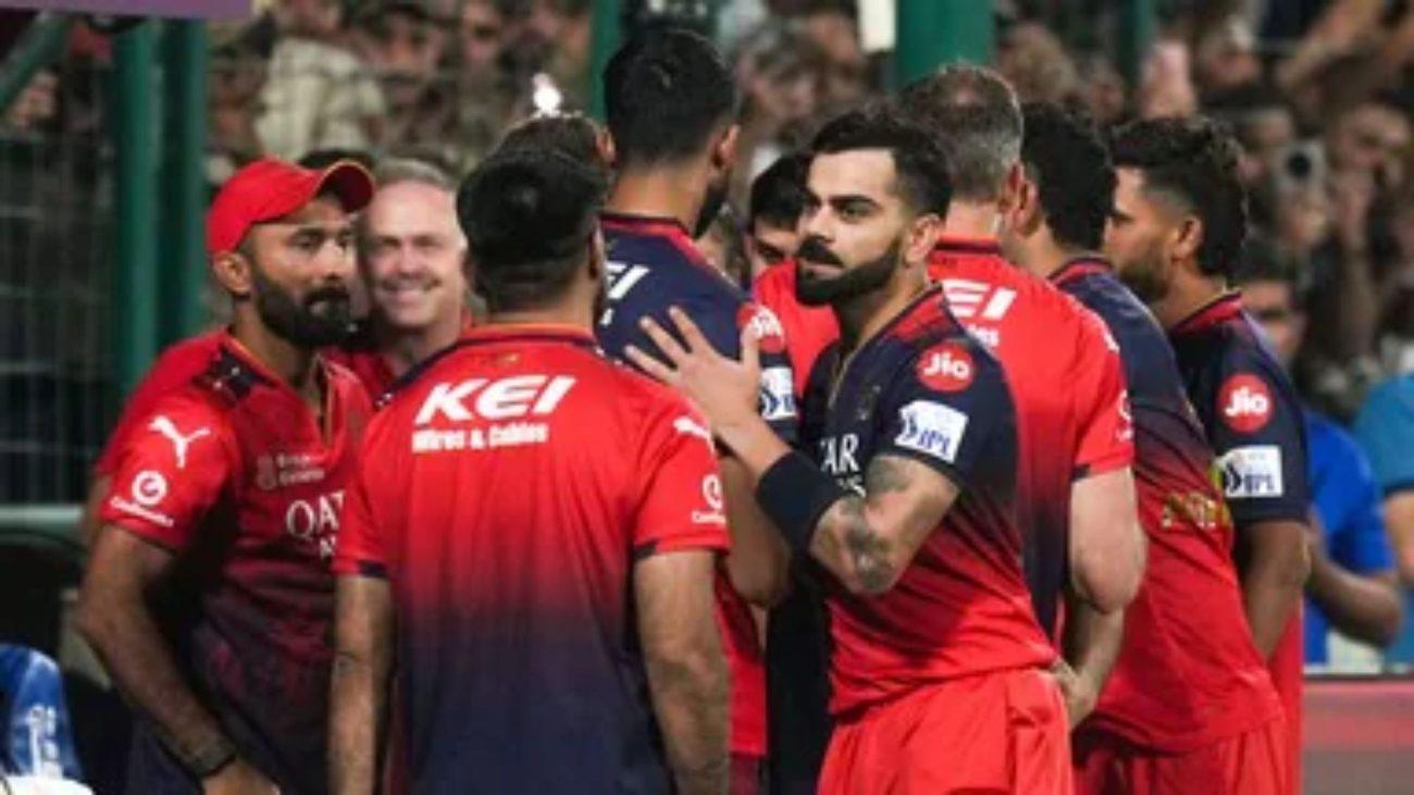 IPL 2026 में BCCI ने ओस से निपटने के लिए लागू किया नया नियम, अब कप्तान 10 ओवर बाद बदलवा सकेंगे गेंद