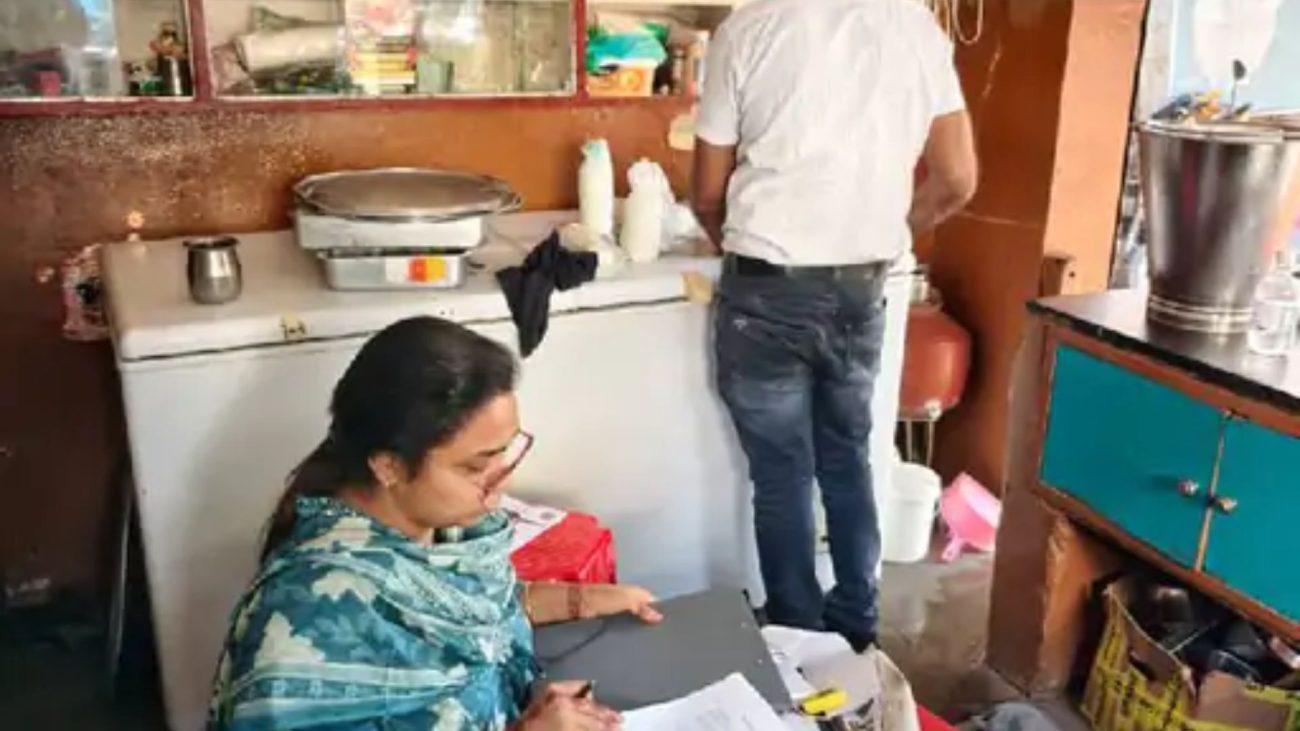 आंध्र प्रदेश में बच्चों की मौत के बाद इंदौर प्रशासन अलर्ट, दूध डेयरियों पर छापेमारी कर पनीर-दूध के सैंपल जांच के लिए भेजे