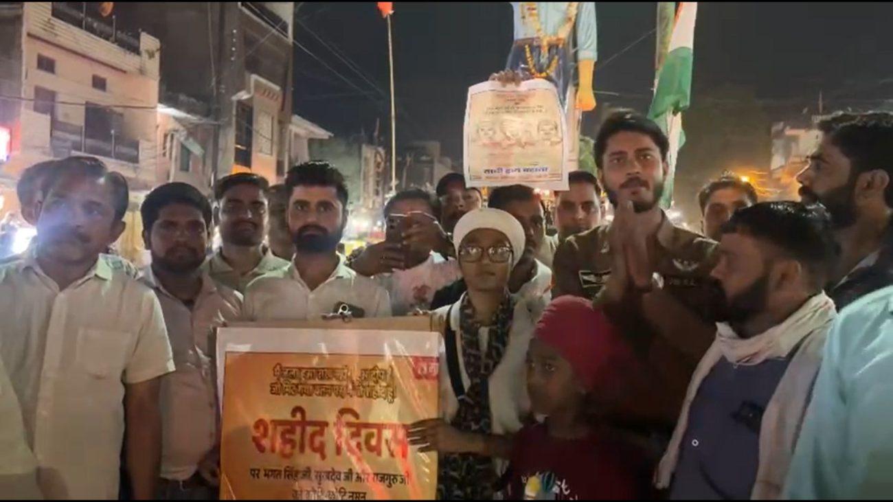 डबरा में युवाओं ने निकाला कैंडल मार्च, भगत सिंह प्रतिमा पर ‘इंकलाब जिंदाबाद’ के नारों से दी श्रद्धांजलि