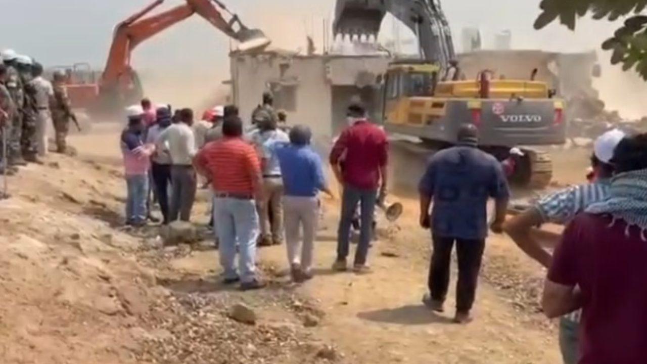 झारखंड में पूर्व मंत्री योगेंद्र साव के घर पर चला बुलडोजर, इलाके में तनाव का माहौल, जानें क्योंं हुई ये कार्रवाई