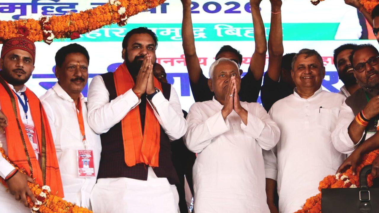 बिहार के औरंगाबाद में CM नीतीश कुमार ने की बड़ी घोषणा, मेडिकल कॉलेज और रिंग रोड की दी सौगात, विभिन्न योजनाओं के लाभार्थियों को किए चेक वितरित