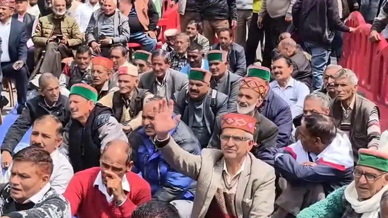 हिमाचल प्रदेश में पेंशनरों ने सुक्खू सरकार के खिलाफ खोला मोर्चा, सत्ता से उखाड़ फेंकने की दी चेतावनी, देनदारियां नहीं चुकाने का लगाया आरोप