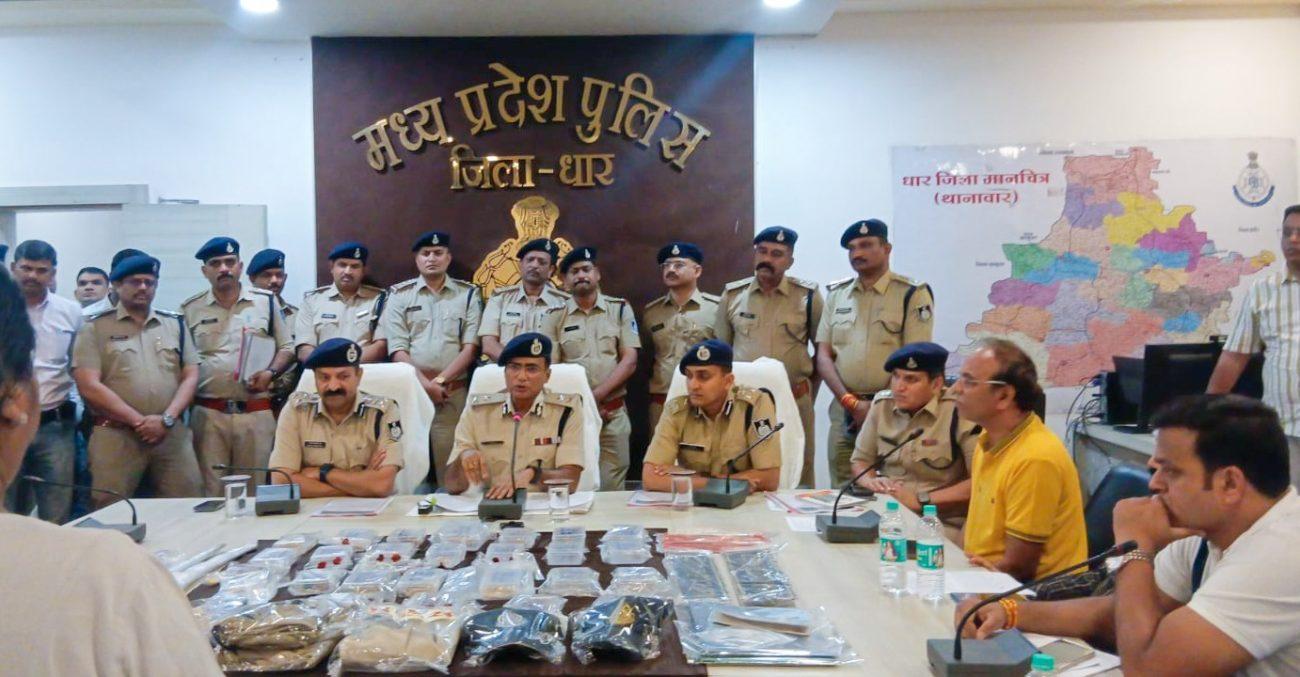 पुलिस ने नकली इनकम टैक्स अधिकारी बनकर डकैती करने वाले गिरोह का किया पर्दाफाश, 8 आरोपियों को किया गिरफ्तार, 01 करोड़ 35 लाख रुपये से अधिक की संपत्ति जब्‍त
