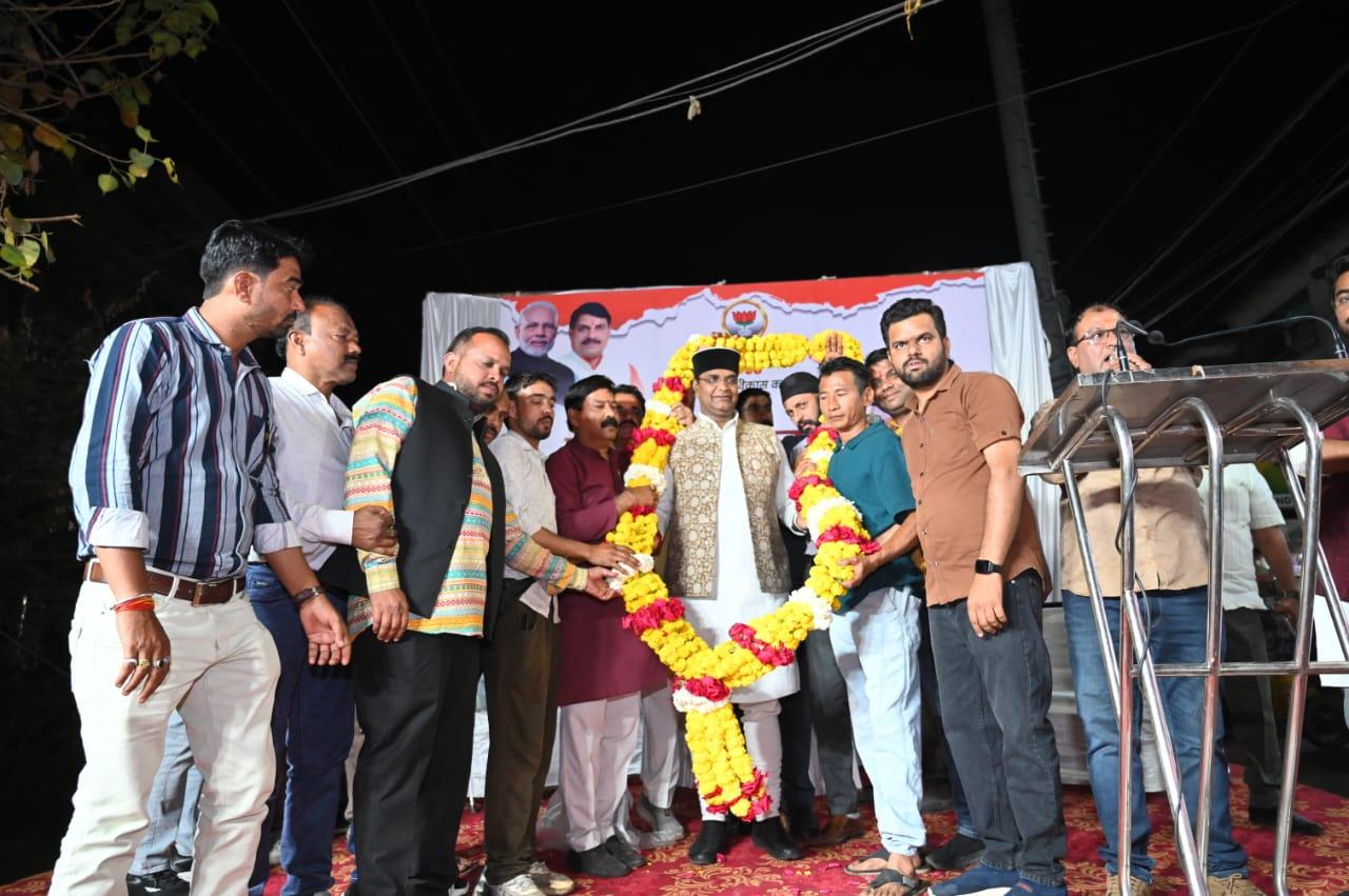 मंत्री सारंग ने रहवासियों के साथ खेली फूलों की होली, नरेला विधानसभा के सम्राट अशोक मंडल में होली मिलन समारोह का भव्य आयोजन