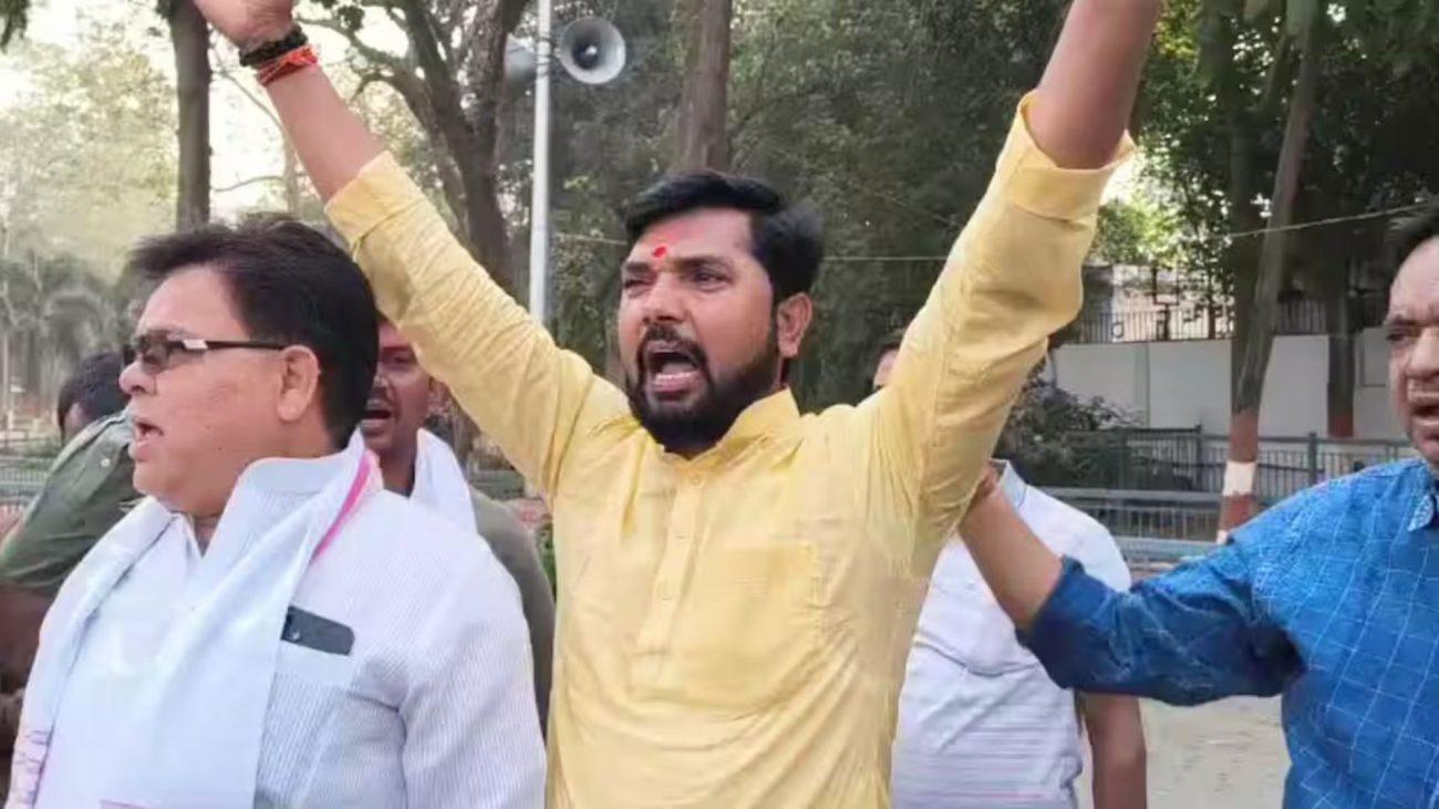 नीतीश कुमार के नामांकन से पहले JDU कार्यकर्ताओं का हंगामा, जानिए दिल्ली भेजने के पीछे किसे बताया साजिशकर्ता?