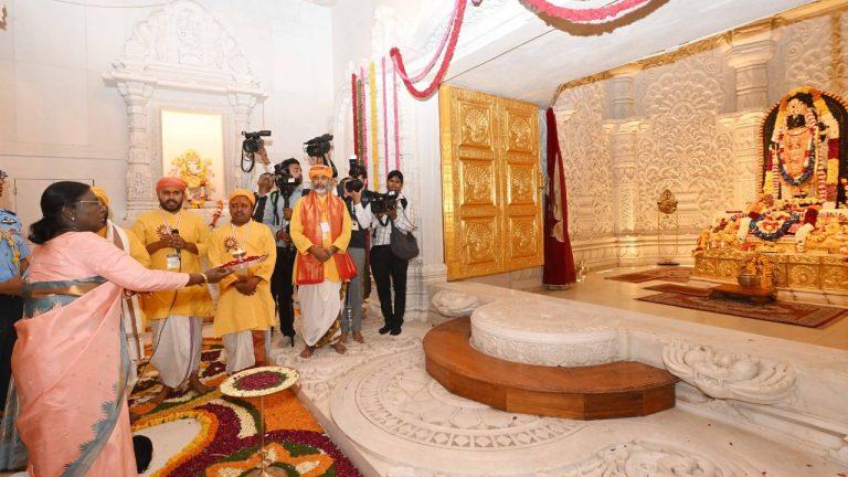 राष्ट्रपति द्रौपदी मुर्मू ने की अयोध्या में श्रीराम यंत्र की स्‍थापना, बोलीं- हम सभी विकसित राष्ट्र के निर्माण की दिशा में आगे बढ़ रहे हैं