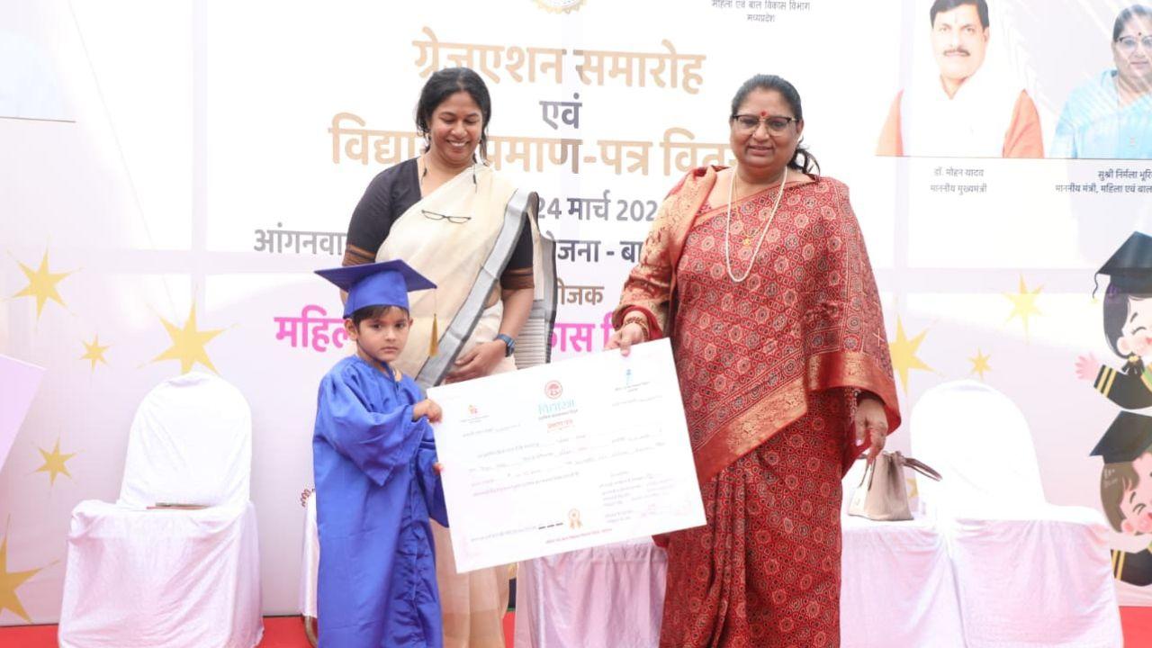 आंगनवाड़ी के बच्चों ने स्कूली शिक्षा की तरफ बढाए कदम, सरकार ने आयोजित की ग्रेजुएशन सेरेमनी, मंत्री निर्मला भूरिया में दिए विद्यारंभ प्रमाणपत्र