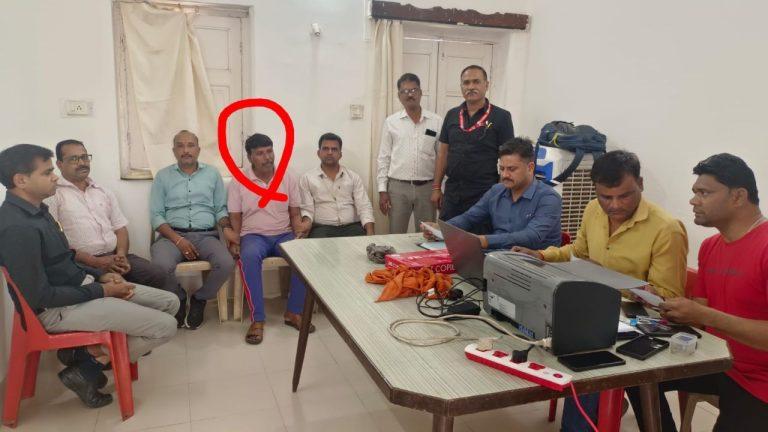 महिला क्लर्क ने रिटायर्ड कम्पाउण्डर से मांगी रिश्वत, पैसे लेने पति को भेजा, लोकायुक्त पुलिस ने रंगे हाथ पकड़ा