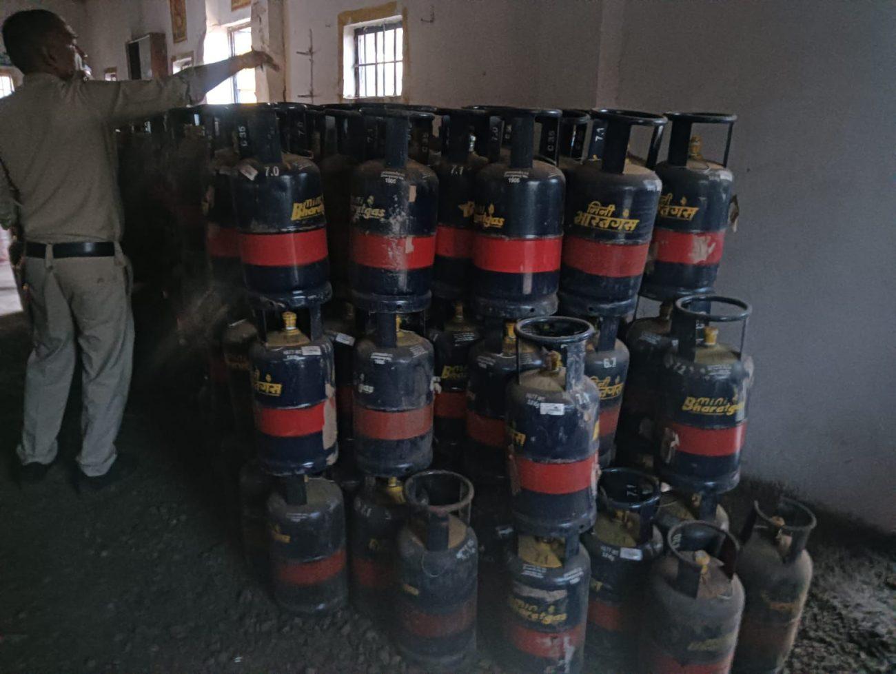 भोपाल में LPG गैस सिलेंडर की अवैध जमाखोरी और कालाबाजारी के खिलाफ प्रशासन का एक्शन, मारा छापा
