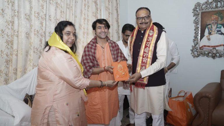यूपी के डिप्टी सीएम ब्रजेश पाठक पत्नी संग पहुंचे बागेश्वर धाम, धीरेंद्र शास्त्री से मुलाकात के बाद प्रदेश में जल्द कथा का किया ऐलान
