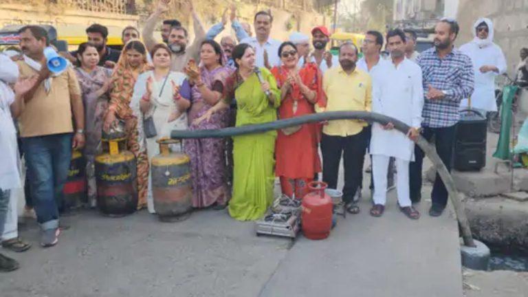 खंडवा में गैस महंगाई के विरोध में कांग्रेस का अनोखा प्रदर्शन, नाले में पाइप डालकर ‘गटर गैस’ से सिलेंडर भरने की कोशिश की