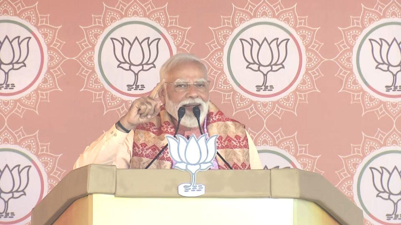 असम में PM Modi का बड़ा हमला, बोले- कांग्रेस का सबसे बड़ा पाप घुसपैठियों को मुख्यधारा में शामिल करना है