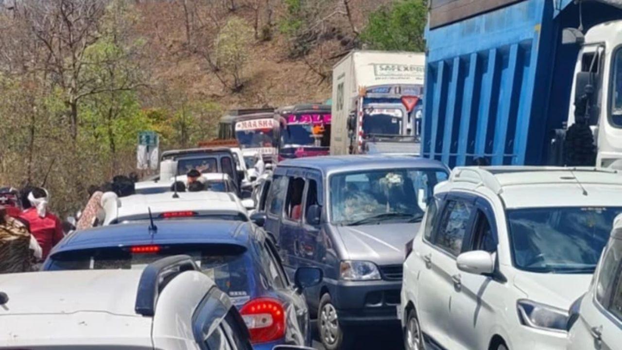 भेरूघाट में 10 घंटे थमी गाड़ियां! इंदौर-खंडवा रोड पर 8 किमी लंबा जाम, लोग बेहाल