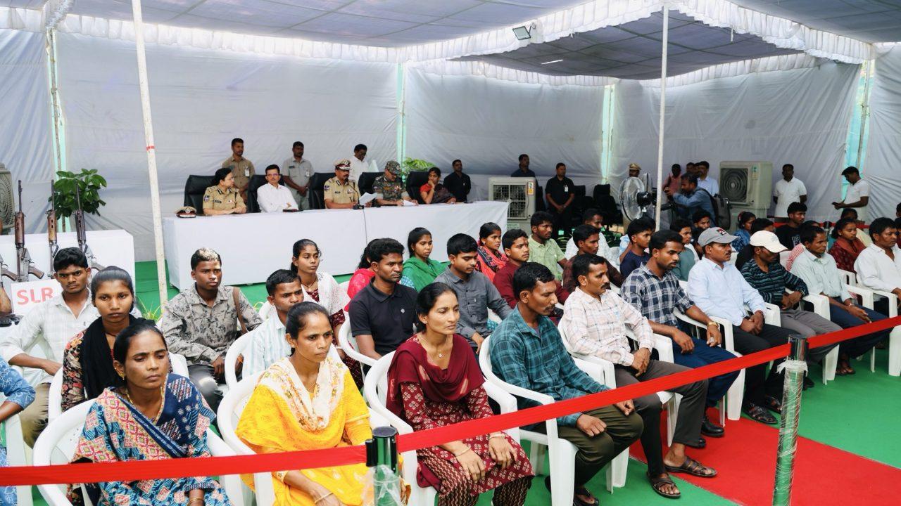 तेलंगाना पुलिस को मिली बड़ी सफलता, सोडी केशालू समेत 42 नक्सलियों ने किया आत्मसमर्पण, हथियार और 800 ग्राम सोना भी सौंपा