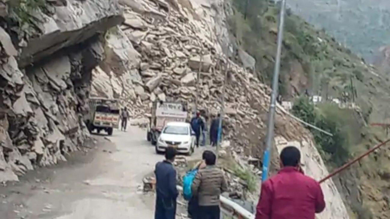 चंबा के भरमौर में पठानकोट-भरमौर हाईवे लैंडस्लाइड से ठप, 7 घंटे से फंसे टूरिस्ट, जान जोखिम में डाल रावी नदी पार कर रहे लोग